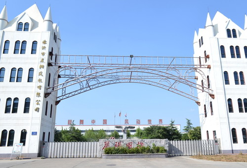 路虎车主恶意别停奔驰，刑拘前的定性反复怎么回事:君泰机械科技有限公司